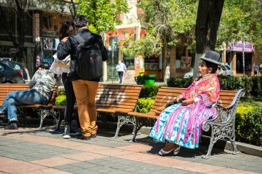 La Paz, La Paz / Bolivya - 25 Ekim 2014: Geleneksel Giyinen Yerli Aymara Kadını 'nın Gözünün Altında Morluk, Sokaklarda Yürüyüşler ve İnsanlar Ona Bakar