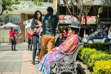 La Paz, La Paz / Bolivya - 25 Ekim 2014: Geleneksel Giyinen Yerli Aymara Kadını 'nın Gözünün Altında Morluk, Sokaklarda Yürüyüşler ve İnsanlar Ona Bakar