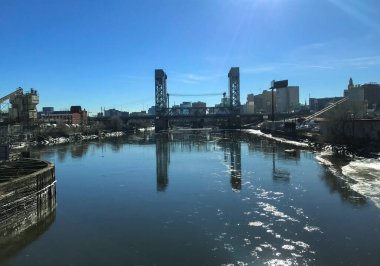 New Jersey, Amerika Birleşik Devletleri 'nde Soğuk Kış' ta Nehirde Karla çevrili Buz Parçaları