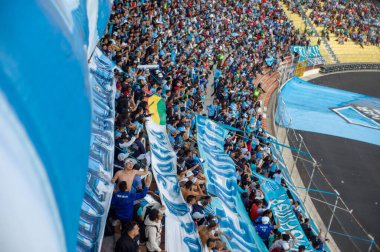 La Paz / Bolivya - 8 Nisan 2018: Açık Mavi Giyinen Kalabalık Futbol Bayraklarını Tutuyor ve Futbol Takımına Tezahürat Yapıyor