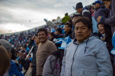 La Paz / Bolivya - 8 Nisan 2018: Stadyumda Futbol Takımı İçin Açık Mavi Giyen İnsanlar
