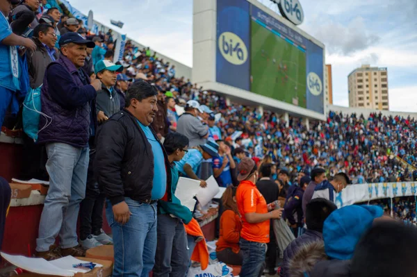 Paz Bolivia April 2018 Folkmassa Klädd Klarblått Stadion Heja Sitt — Stockfoto