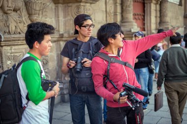 La Paz / Bolivya - 25 Kasım 2014: Kameraları ve ekipmanları Sokakta Konuşan Bir Yerli İspanyol Grubu