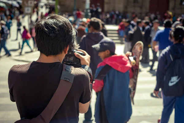 玻利维亚拉巴斯 2014年11月25日 黑头发年轻人在街上举着相机和电影人 — 图库照片