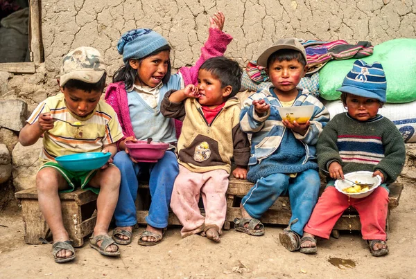 Tarabuco, Chuquisaca / Bolivya - 9 Haziran 2013: Renkli Giysilerdeki Yoksul Yerli Çocuklar Öğlen Yemeği İçin Çorba Yiyip Birbirleriyle Etkileşim