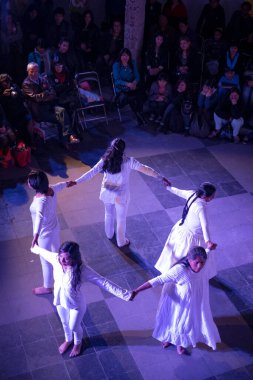 La Paz / Bolivya - 24 Kasım 2014: Mavi ve Mor Leke Işıkları 'ndan Beyaz Dans Edebiyatı Giyen Latin ve Yerli Kadınlar Grubu