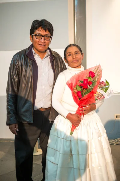 Пас Боливия Ноября 2014 Коренная Женщина Белом Держит Букет Рядом — стоковое фото