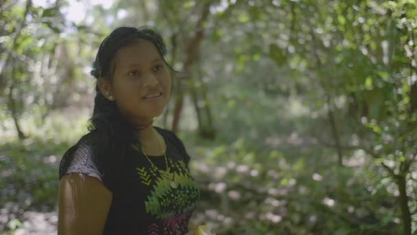 パンドー ボリビア 2018年3月29日 ボリビアのアマゾンで若者と先住民の女性が果物を笑って開催 — ストック動画