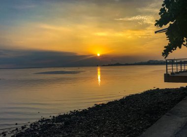 Tumaco Sahili 'nde tam gün doğumu. Arka plandaki Quesillo Adası.