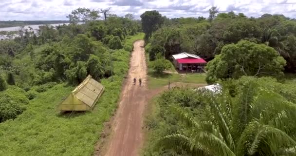 Pando Bolívia Março 2018 Dois Homens Uma Mulher Caminhando Uma — Vídeo de Stock