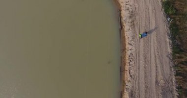 Yapacani, Santa Cruz / Bolivya - 3 Eylül 2017: Balıkçı Balık Göletleri 'ne Tambaqui ve Pacu Balıkları için Dengeli Yiyecek (Serrasalmus) attı