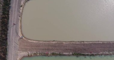 Yapacani, Santa Cruz / Bolivya - 3 Eylül 2017: Balıkçı Kadın Balık Göletlerine Tambaqui ve Pacu Balıkları için Dengeli Gıda Attı (Serrasalmus)