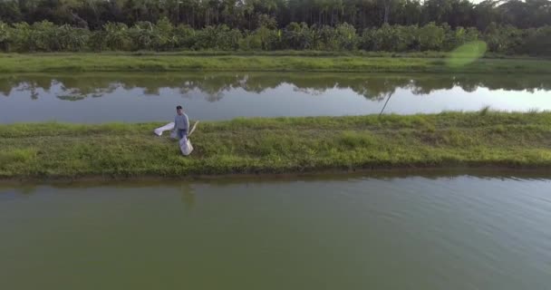 Yapacani Santa Cruz Bolivia Septiembre 2017 Pescador Arroja Comida Balanceada — Vídeos de Stock