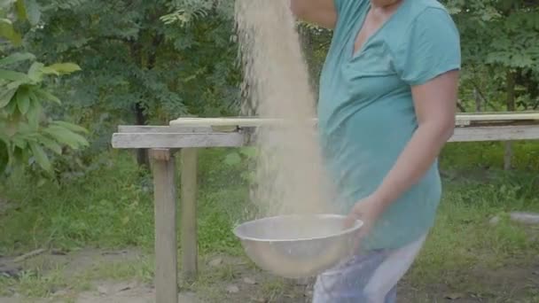 Brown Woman Går Studsande Ris Från Pott Till Annan — Stockvideo