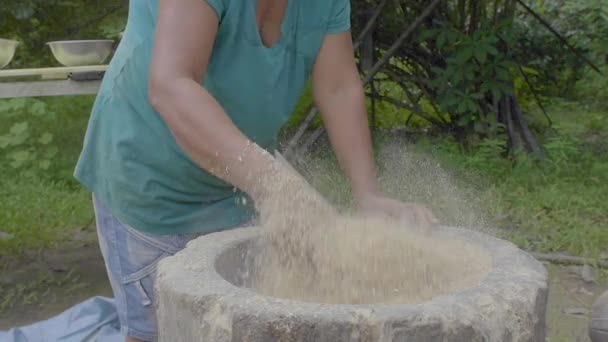 Joven Moreno Con Martillo Madera Gigante Golpea Tronco Donde Encuentra — Vídeos de Stock