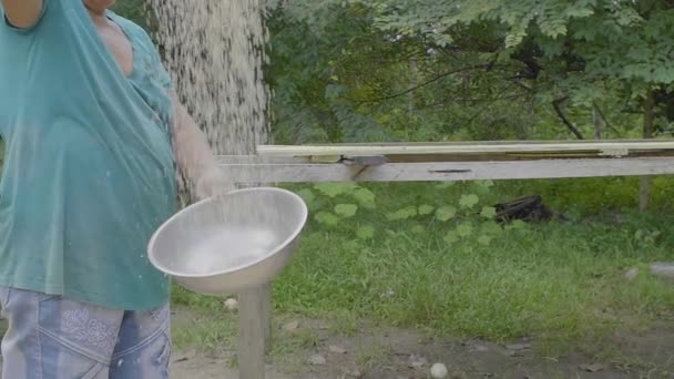 Braune Frau Läuft Hüpfend Von Einem Topf Den Anderen — Stockvideo