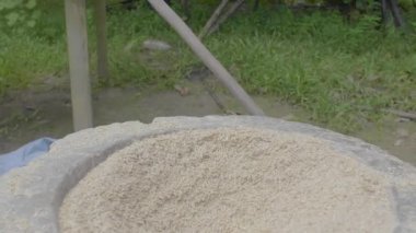Dev tahta çekiçli genç bir kahverengi adam pirinçli bir sandığa çarpıyor.