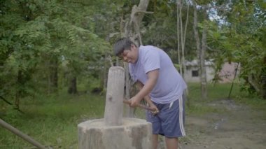 Pando / Bolivya - 19 Haziran 2017: Genç Kahverengi Adam Gülümsüyor, Dev Tahta Çekici Pirinçli Bir Bagaja Vuruyor