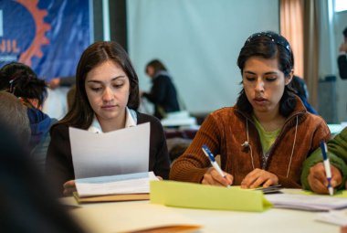 La Paz / Bolivya - 17 Aralık 2014: Genç Latin Kadınlar Oturuyor ve Defterlerinde Yazıyor