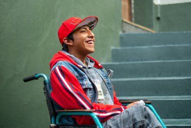 La Paz / Bolivya - 17 Aralık 2014: Tekerlekli sandalyede oturan Yerli Özellikli Genç Adam Gülüyor