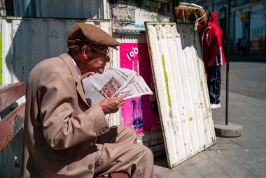 La Paz / Bolivya - 29 Temmuz 2015: Gözlüklü Yaşlı Kahverengi Adam Park Bench 'te Oturan Gazete okuyor