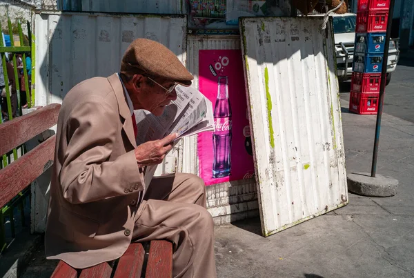 Paz Bolivia July 2015 Old Brown Man Glasses Reading Newspaper — Stock Photo, Image
