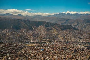 El Alto / La Paz şehri, Andes Cordillera 'nın yüksek dağları ile Bolivya' da görüldü.