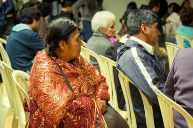 La Paz / Bolivya - 29 Kasım 2014: Latin Gençler ve Yetişkinler Bir Film İzlemek İçin Plastik Sandalyelerde Oturuyor