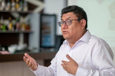 La Paz / Bolivya - 5 Nisan 2018: Siyah Saçlı ve Gözlüklü İspanyol Büyük Odada Bir Görüşmede Konuşuyor