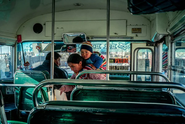 Paz Bolivia August 2015 Indigenous Woman Enters Bus Her Son — Stock Photo, Image