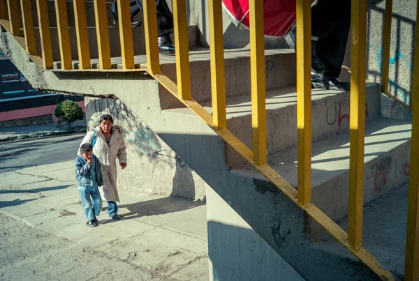 Paz Bolivia August 2015 Indigenous Woman Her Son Walks Sidewalk — Stock Photo, Image