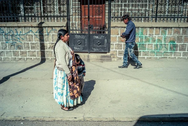 Paz Bolivia August 2015 Indigenous Woman Waits Bus Her Son — Stock Photo, Image
