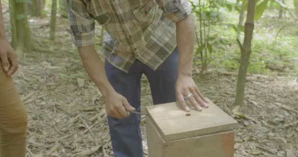Riberalta Beni Boliwia Kwietnia 2017 Młody Brązowy Mężczyzna Otwiera Drewniane — Wideo stockowe