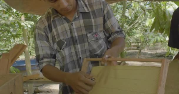 Riberalta Beni Bolivia April 2017 Ung Brun Man Tänder Tändare — Stockvideo