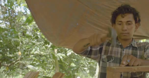 Riberalta Beni Boliwia Kwietnia 2017 Młody Brązowy Człowiek Zapala Zapalniczkę — Wideo stockowe