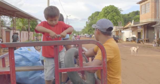 Puerto Rico Pando Bolívie Dubna 2017 Dítě Původními Vlastnostmi Hraje — Stock video