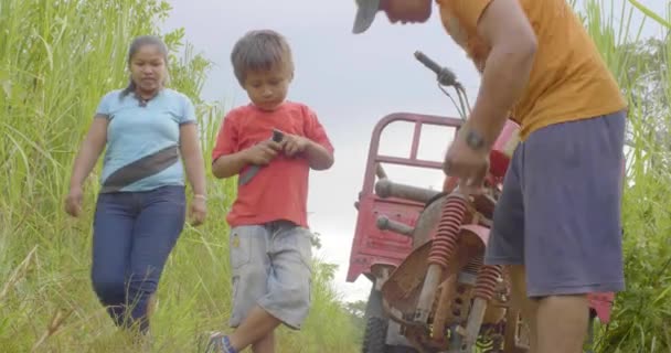 波多黎各 玻利维亚 2017年4月5日 布朗人在一个小孩旁边用轮式手推车冲破摩托车轮胎 — 图库视频影像