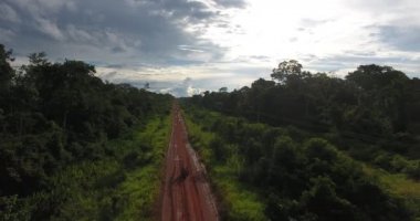 Porto Riko, Pando / Bolivya - 5 Nisan 2017: Brownman Motosiklete Binen, Sırtında Kadın ve Çocuk Taşıyan 