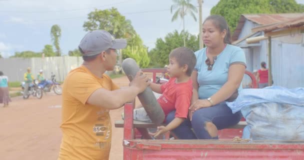 波多黎各 玻利维亚 2017年4月5日 布朗男人和布朗女人和她的孩子在一起聊天 他们坐在一辆越野车 摩托车和汽车同时 — 图库视频影像