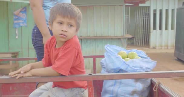 Portoryko Pando Boliwia Kwietnia 2017 Nieśmiały Dzieciak Rodzimymi Cechami Zakrywa — Wideo stockowe