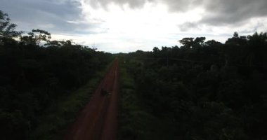 Porto Riko, Pando / Bolivya - 5 Nisan 2017: Brownman Motosiklete Binen, Sırtında Kadın ve Çocuk Taşıyan 