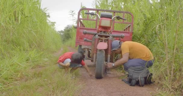 Puerto Rico Pando Bolivia April 2017 Man Inflating Tire His — стокове відео
