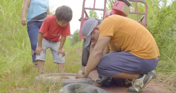 Πουέρτο Ρίκο Pando Βολιβία Απριλίου 2017 Brown Man Inflating Tire — Αρχείο Βίντεο