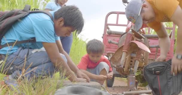 Puerto Rico Pando Bolivia Abril 2017 Hombre Inflando Neumático Motocicleta — Vídeos de Stock