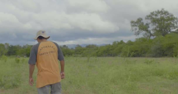 Charagua Santa Cruz Bolivya Mart 2017 Çimende Yürüyen Kahverengi Adam — Stok video
