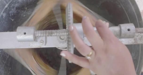 Mão Mulher Casada Com Anel Dedo Anelar Manuseando Máquina Centrífuga — Vídeo de Stock