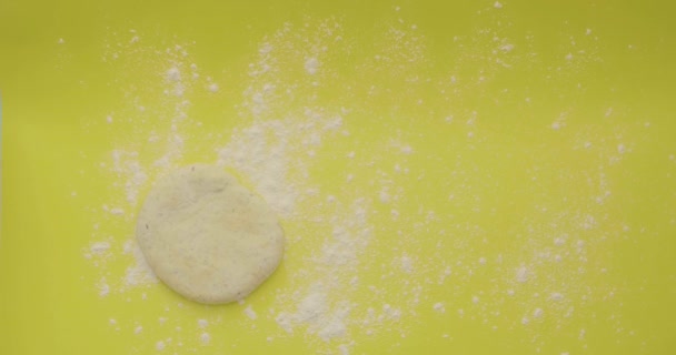 メデリン アンティオキア コロンビアの小麦粉でいっぱいの黄色の背景に自家製のピザ生地を混練する男の手 — ストック動画