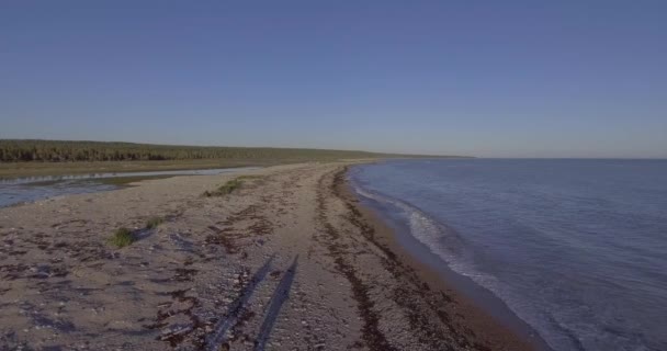 Duas Pessoas Caminhando Perto Galiote River Bank Pôr Sol Ilha — Vídeo de Stock