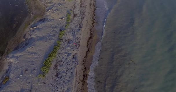 Два Человека Прогуливаются Берегу Реки Галиоте Сансет Острове Анти Фали — стоковое видео