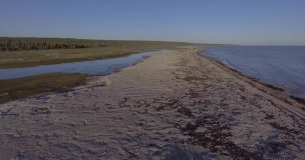 Dos Personas Caminando Cerca Orilla Del Río Galiote Atardecer Isla — Vídeos de Stock